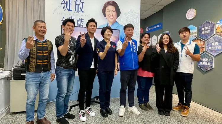 饒慶鈴台東縣長競選總部推出形象歌曲，饒現場高歌獻唱。古和純攝