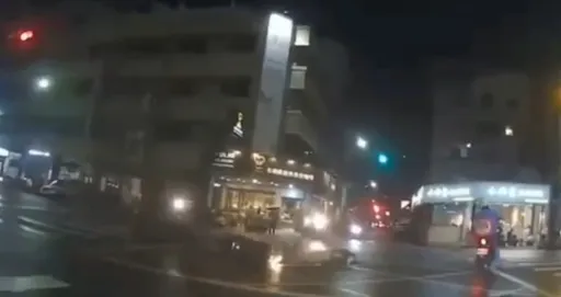 天雨路滑闖紅燈　台中機車騎士自摔險遭輾