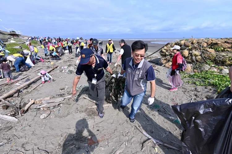 林立昌參與淨灘活動。桃園市環保局提供