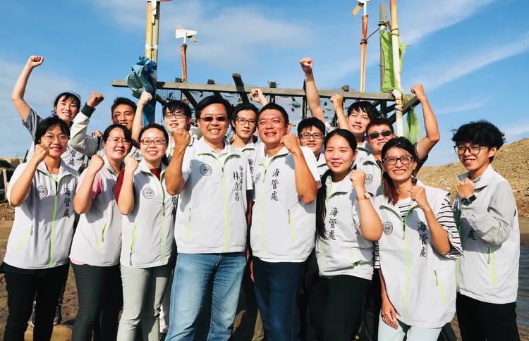 林立昌與海管處同事。桃園市環保局提供