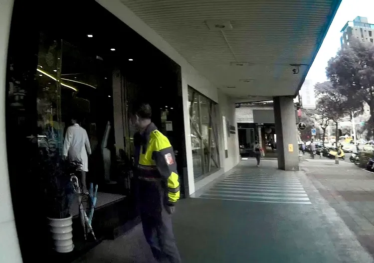 警方幫忙開道並護送孕婦。翻攝畫面