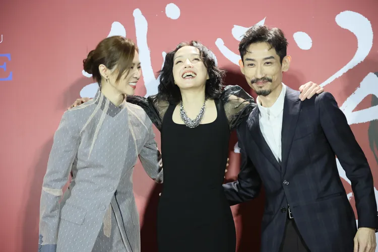 謝盈萱（左起）、許芳宜、陳竹昇今出席首映會。鄭孟晃攝