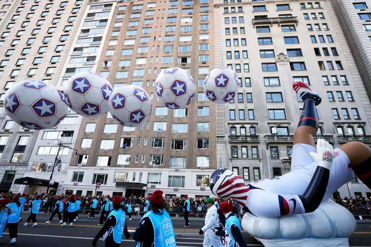 倒掛金鉤姿勢的巨型球員氣球。美聯社