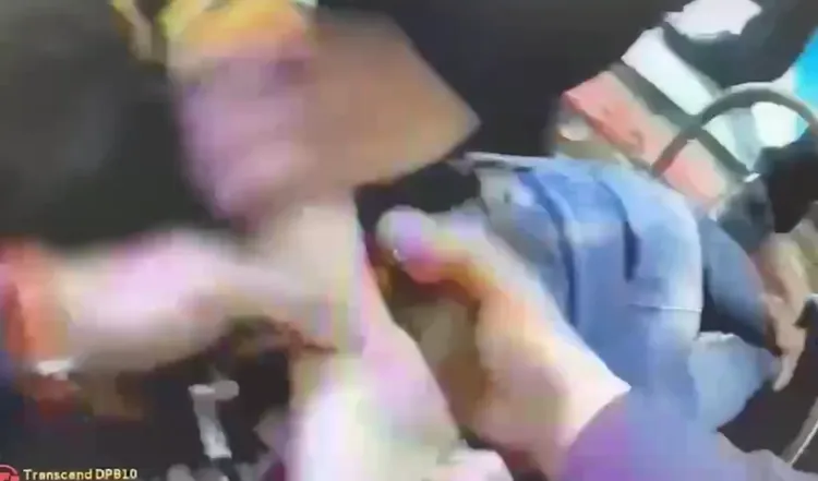 李男被壓制後狂喊「救命」。翻攝畫面