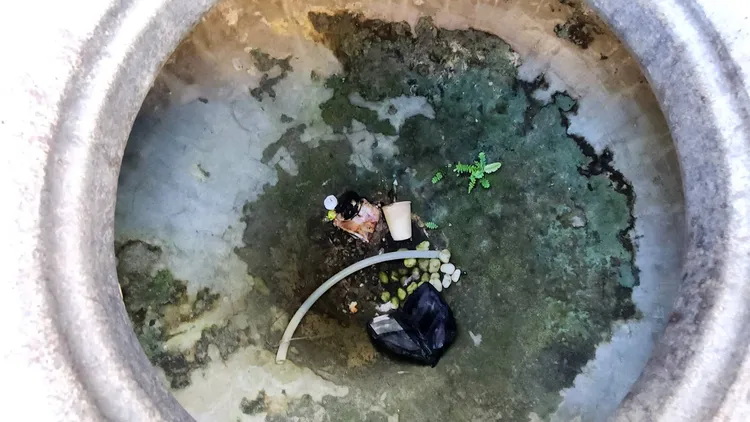 警方離去時，發現旅館盆摘內有異物，發現藏有安非他命吸食器。警方提供