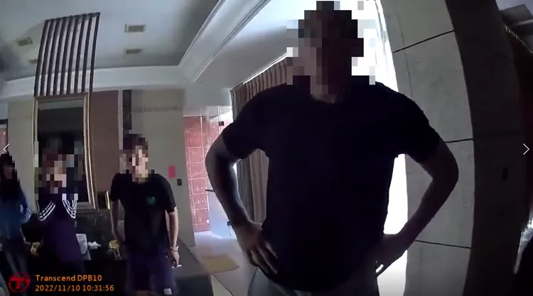 警方敲門入內，屋內男子還故作沒事，與警方正常對話。警方提供