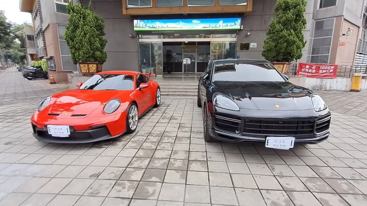 警方查扣宋姓金主名下的保時捷GT3及Cayenne ，價值約1656萬元。讀者提供