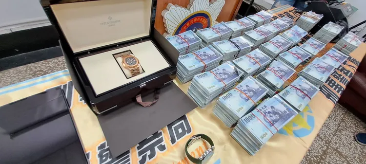 警方查扣百達翡麗等名錶。讀者提供