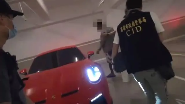 警方查扣宋嫌名下2輛保時捷。讀者提供