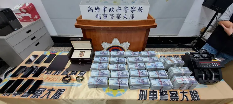 警方查扣百達翡麗等名錶3只、價值約800萬，現金1300萬多元，及手機10支。讀者提供