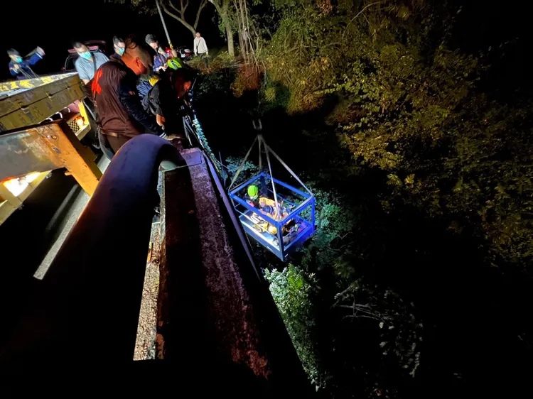 新北警方在日月潭山區搜尋第三具遺體並無所獲，將待檢察官裁示後持續進行。田兆緯攝