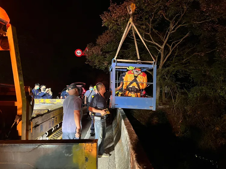 下午新北警方到南投日月潭山區搜尋第三具遺體並無所獲。田兆緯攝