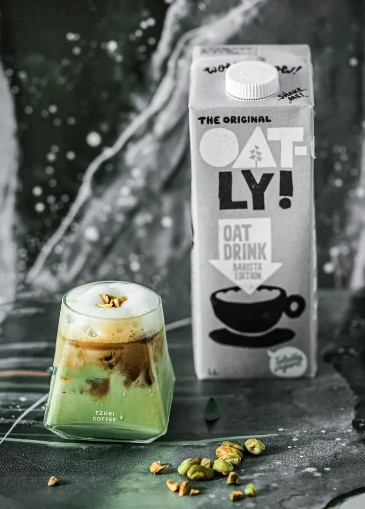 OATLY今年攜手4家人氣咖啡名店聯名客座，圖為TZUBI特調-開心果。業者提供