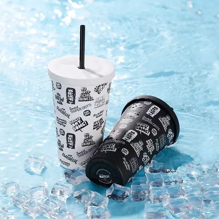 現場同步開賣OATLY周邊商品，圖為不鏽鋼隨身杯。業者提供