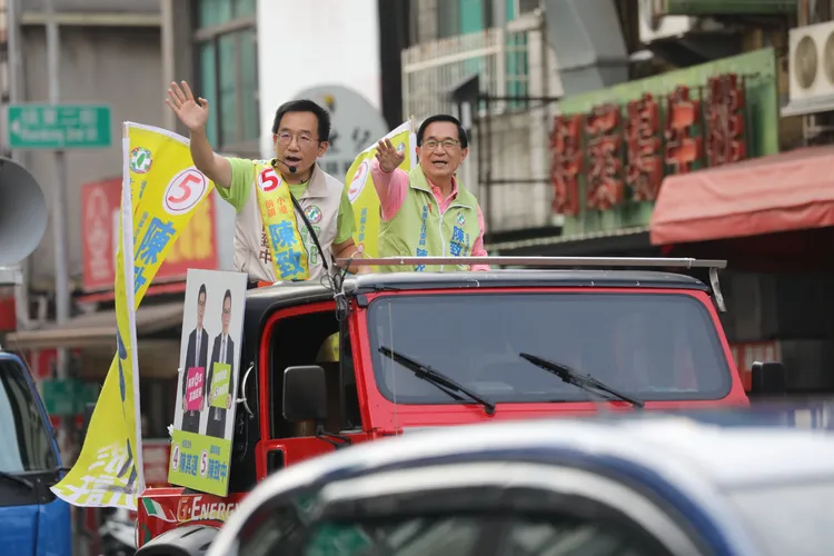 陳水扁陪同陳致中車隊掃街，沿途受到熱烈支持。羅琦文攝