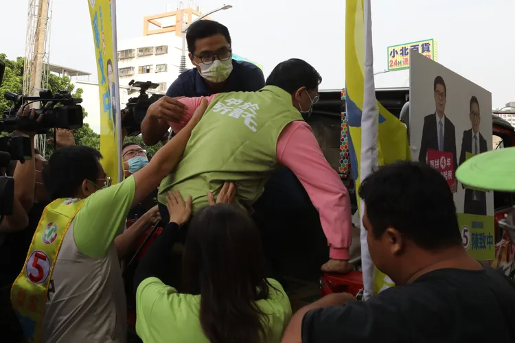 眾人小心翼翼扶阿扁上吉普車。羅琦文攝