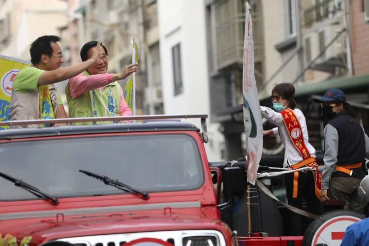 陳水扁陪同陳致中車隊掃街，中途巧遇高雄市議長曾麗燕也在車隊掃街，雙方都很有風度打招呼、預祝對方高票當選。羅琦文攝