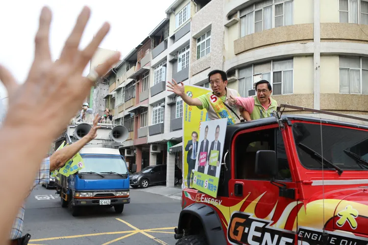 不少路人也揮手加油。羅琦文攝