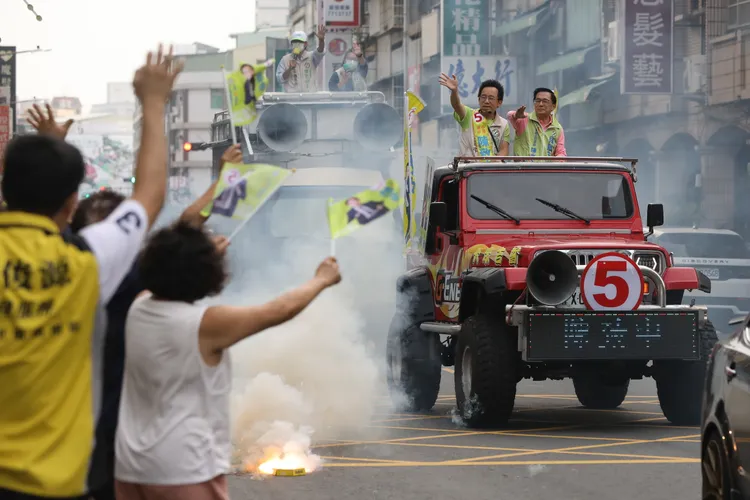 陳水扁陪同陳致中車隊掃街，沿途支持者加油打氣。羅琦文攝