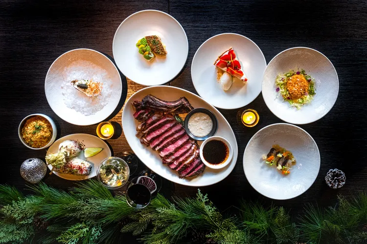12月31日跨年第二輪晚間套餐，含4道開胃小點與前菜、原木燒烤主菜和甜點等共7道式盛宴。業者提供