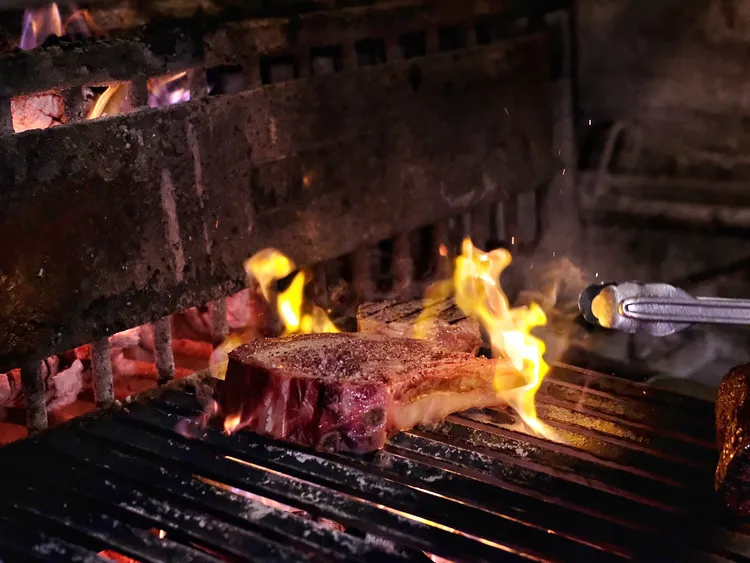 直火燒烤牛肉，帶出香濃燻香，外表又能更酥香，是其最迷人之處。葉盛耀攝