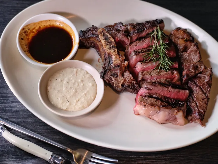 耶誕跨年盛宴原木燒烤主菜的選擇有美國頂級乾式熟成28日帶骨肋眼牛排，份量大，通常是2人分食。葉盛耀攝