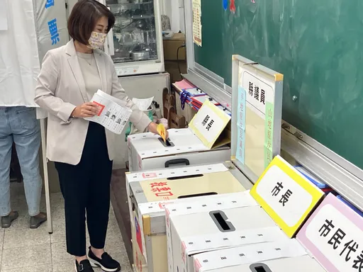 屏東縣長三候選人紛投完票 籲選民天氣好要出來投票