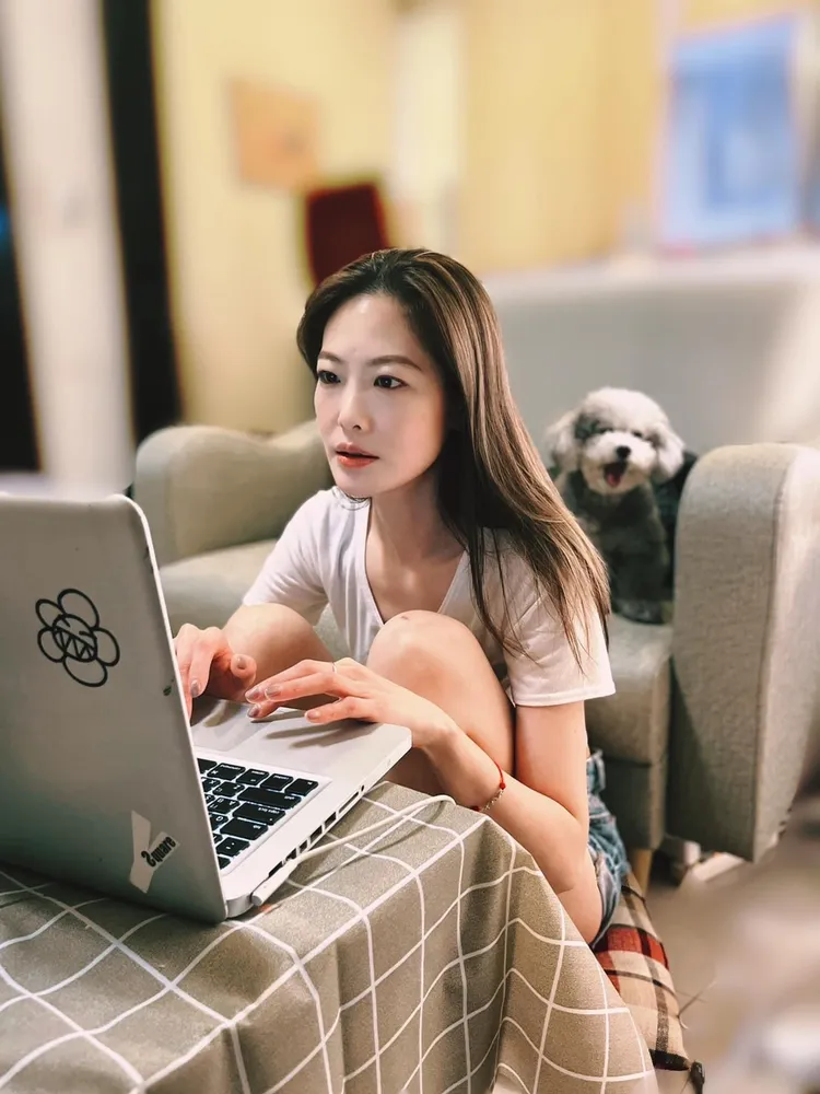 姚采穎的蝸居有愛犬菲菲陪伴。翻攝姚采穎臉書