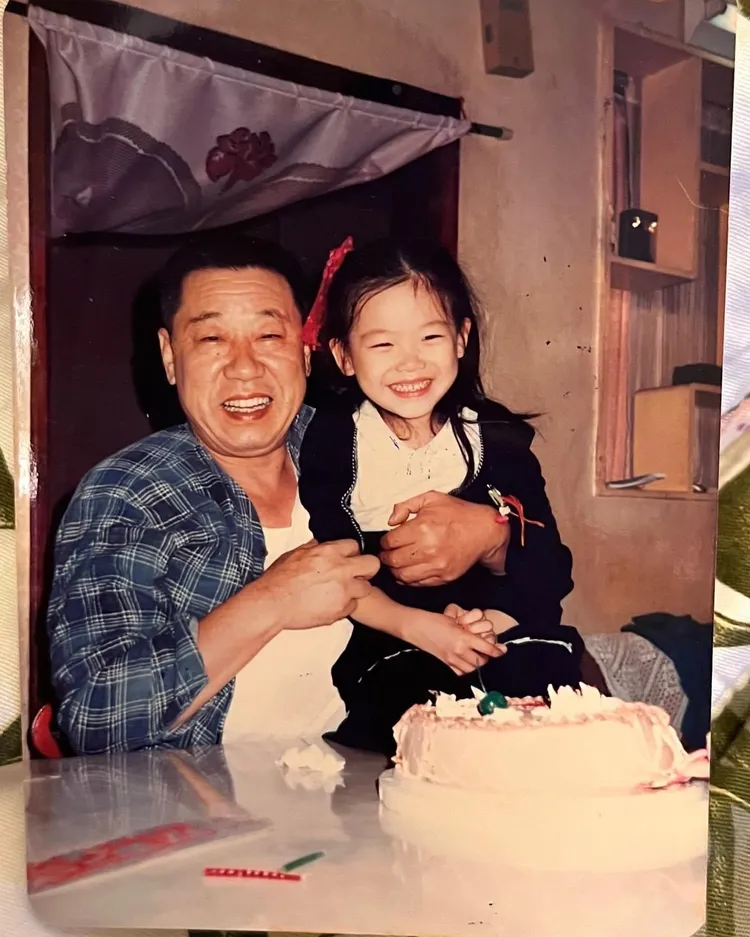 姚采穎（右）最愛的外公已經過世。翻攝姚采穎臉書