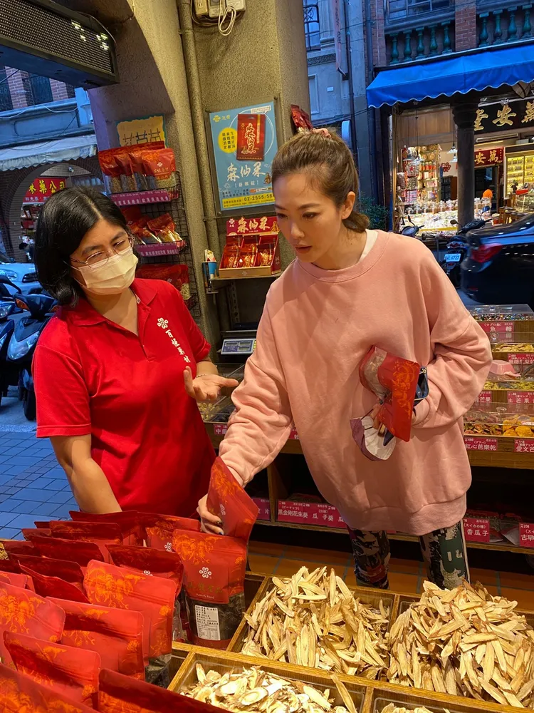姚采穎（右）愛到商店採買。姚采穎提供