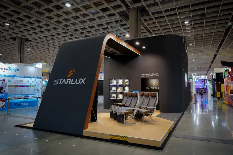 星宇主場館以「太空艙」為核心概念打造，選用曜石灰主色調，特別規劃A350-900全艙等座椅體驗區，供民眾們搶先試乘機上座椅。星宇航空提供