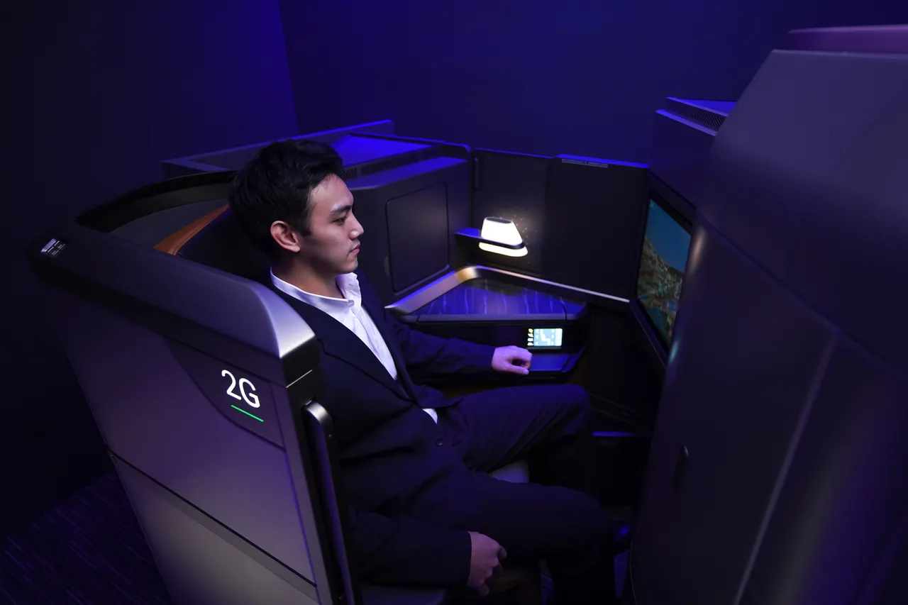 商務艙配有26席，採1-2-1配置，每位乘客皆擁有獨立走道可自由進出。星宇航空提供