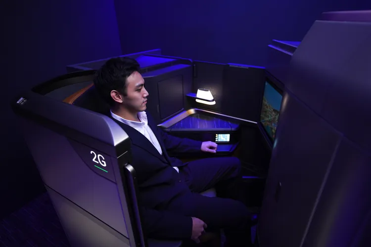 商務艙配有26席，採1-2-1配置，每位乘客皆擁有獨立走道可自由進出。星宇航空提供