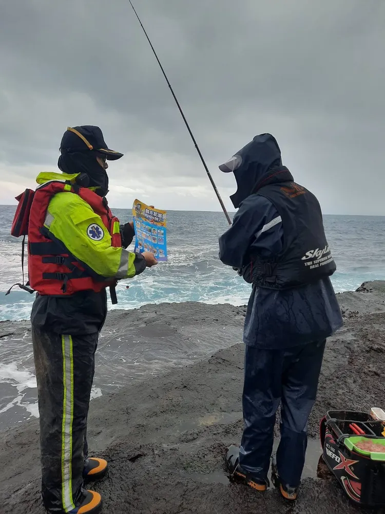 消防局呼籲，釣客請維護自身安全務必穿著救生衣。翻攝畫面