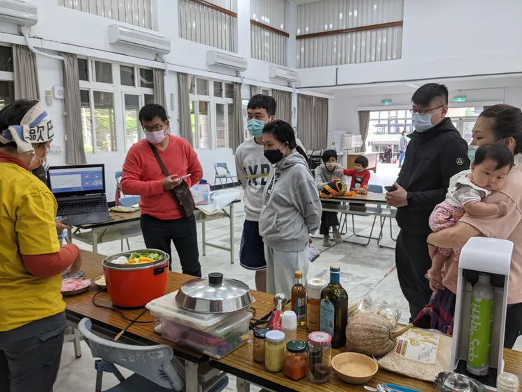 沒下廚經驗的阿爸  老師教大家如何利用電鍋做副食品  老婆不在家也OK。新北市政府提供