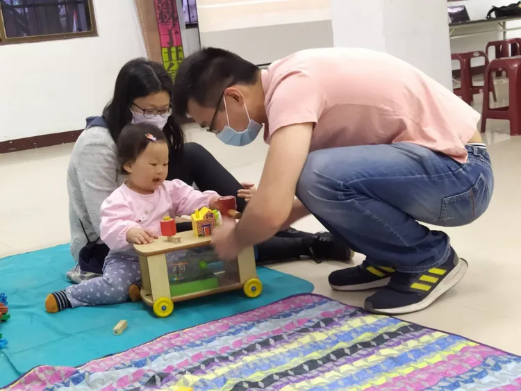 新手阿爸現學現賣  立即跟孩子一起共玩玩具。新北市政府提供