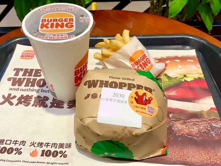 漢堡王印製20萬張心輔犬貼紙支持浪愛永續、贊助課程支持肯納基金會，希望拋磚引玉讓愛擴散。業者提供