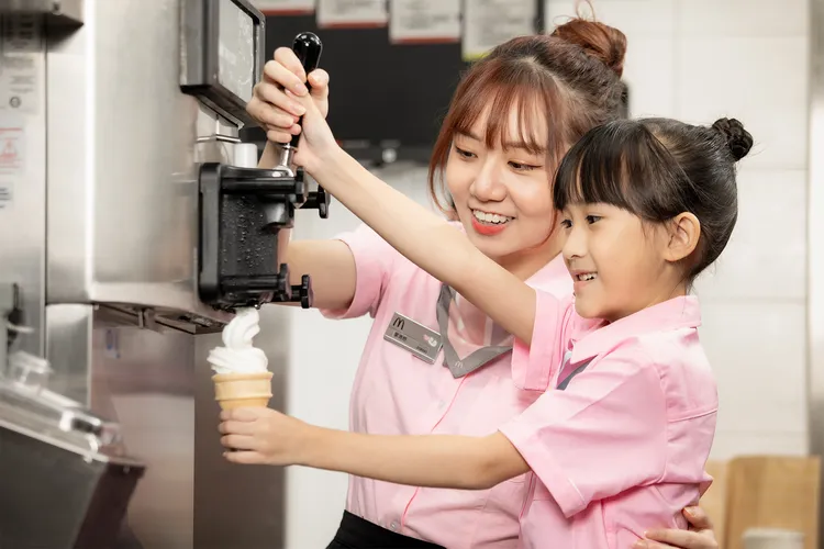 麥當勞「小麥麥體驗營」讓孩子換上麥當勞迷你制服，擔任「小小經理」與「小小款待大使」，實際體驗麥當勞員工的上班任務。業者提供