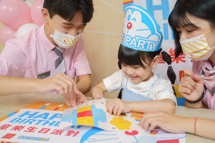麥當勞「童樂生日派對」，派對品牌大使帶小朋友進行團體遊戲。業者提供
