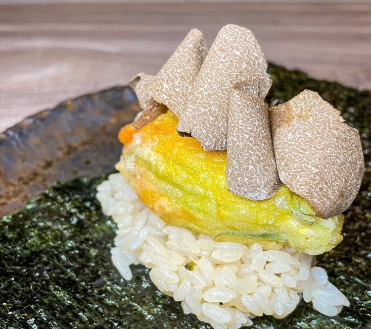 「節瓜花/大閘蟹真丈/義大利黑松露」。業者提供