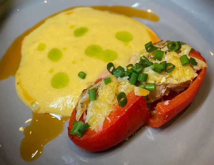 「大閘蟹/水果椒/蔥油/金沙醬」以台灣鹹蛋苦瓜為發想。業者提供