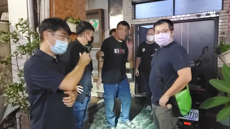 警方將吳姓男子帶回警局偵訊。王勇超攝