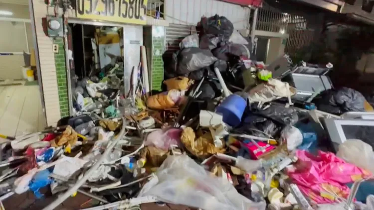 門口堆滿雜物，里長隔天協同清潔隊前來清理。讀者提供