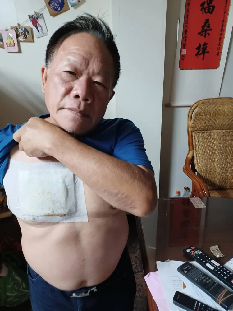 里長打不還手，胸口白挨了好幾下。吳銅吉提供