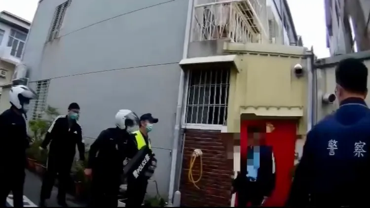 黃嫌持刀與警方對峙。讀者提供