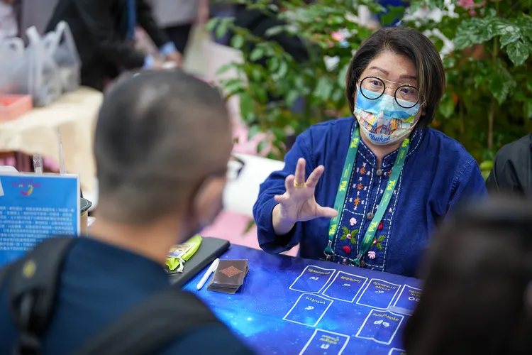 現場攤位帶來手機號碼算命體驗。田欣雲攝