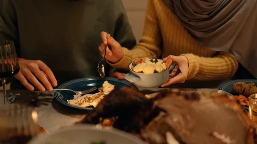 公主病女友到公婆家第一餐就翻脸　「喂猪吗」痛骂准婆婆脏筷帮夹菜