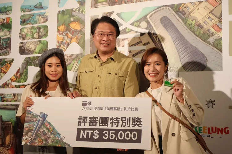 市長林右昌與影音組首獎作者合影。戴之聖攝