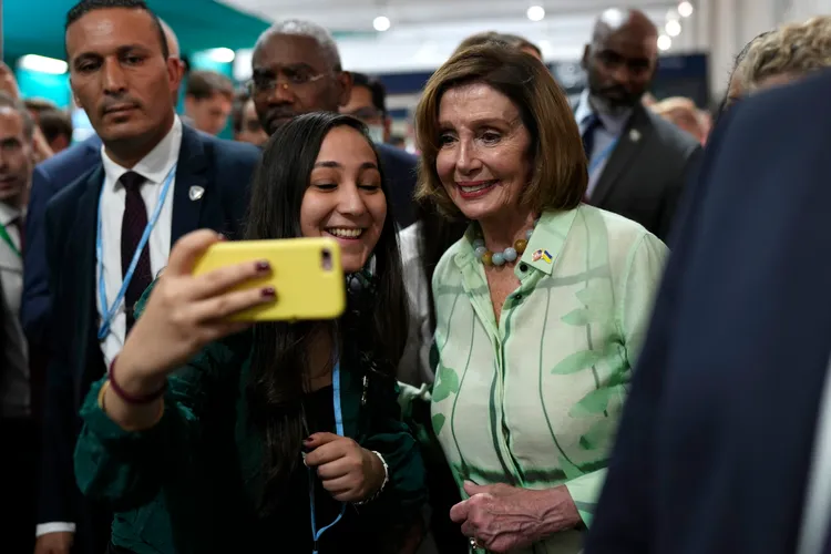 裴洛西上周赴埃及參加聯合國氣候峰會時與民眾合影。美聯社