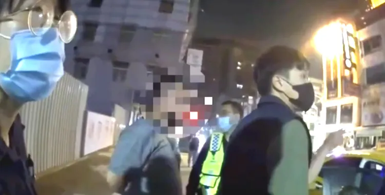 警方訪談在場人士以了解案情。讀者提供